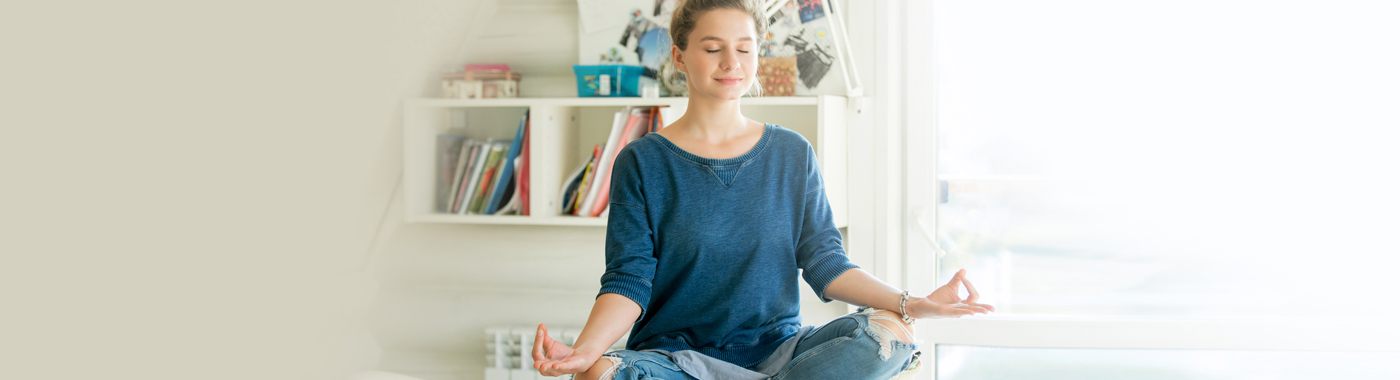 1400x380-estudiante-meditando